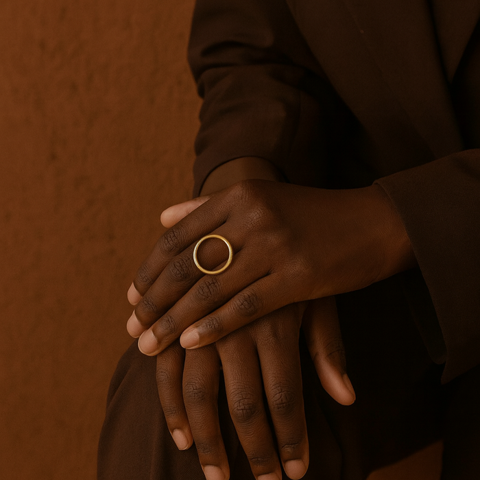 Model wearing the Langa ring, showcasing the quiet warmth and timeless appeal of the open-circle silhouette